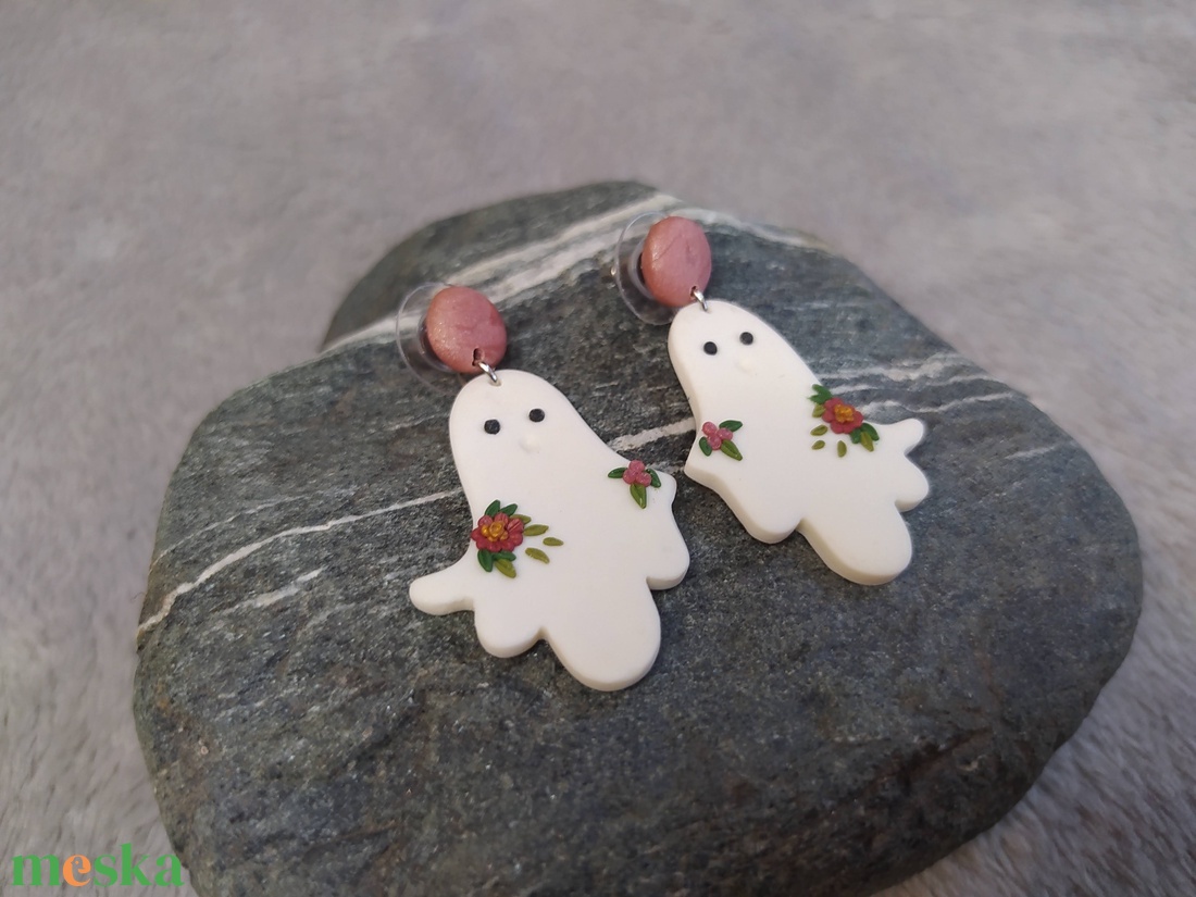 Szellem fülbevaló, Halloween fülbevaló, Lógós fülbevaló, sötétben világít, foszforeszkál - ékszer - fülbevaló - lógó fülbevaló - Meska.hu Szellem fülbevaló, Halloween fülbevaló, Lógós fülbevaló, sötétben világít, foszforeszkál - ékszer - fülbevaló - lógó fülbevaló - Meska.hu