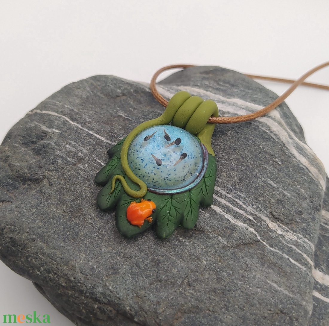 Levél alakú medál ebihalakkal és béka figurával, Ebihal tavacska, Vízcsepp medál, Miniatűr béka, Egyedi figurás ékszer - ékszer - nyaklánc - medálos nyaklánc - Meska.hu Levél alakú medál ebihalakkal és béka figurával, Ebihal tavacska, Vízcsepp medál, Miniatűr béka, Egyedi figurás ékszer - ékszer - nyaklánc - medálos nyaklánc - Meska.hu