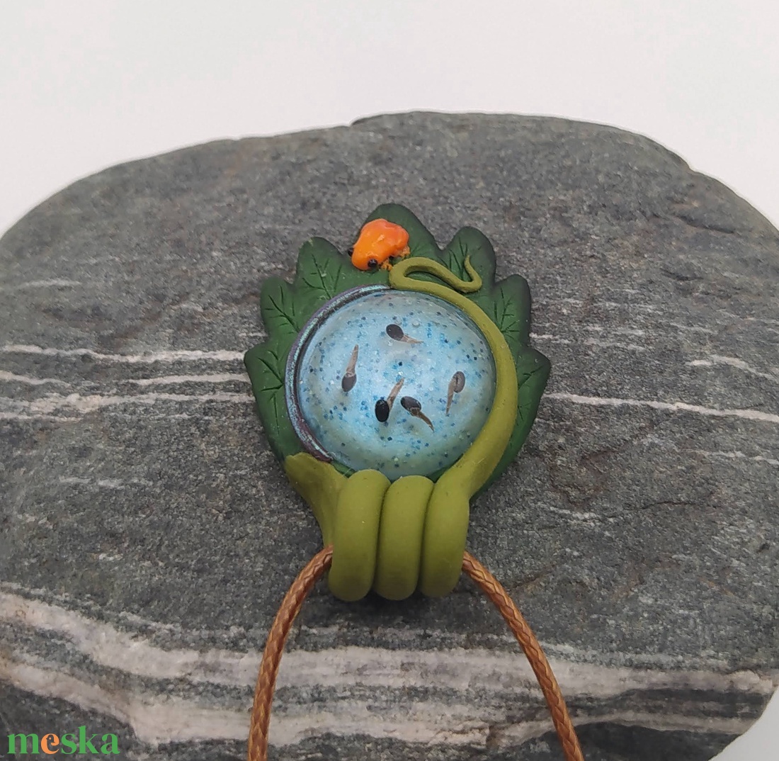 Levél alakú medál ebihalakkal és béka figurával, Ebihal tavacska, Vízcsepp medál, Miniatűr béka, Egyedi figurás ékszer - ékszer - nyaklánc - medálos nyaklánc - Meska.hu Levél alakú medál ebihalakkal és béka figurával, Ebihal tavacska, Vízcsepp medál, Miniatűr béka, Egyedi figurás ékszer - ékszer - nyaklánc - medálos nyaklánc - Meska.hu