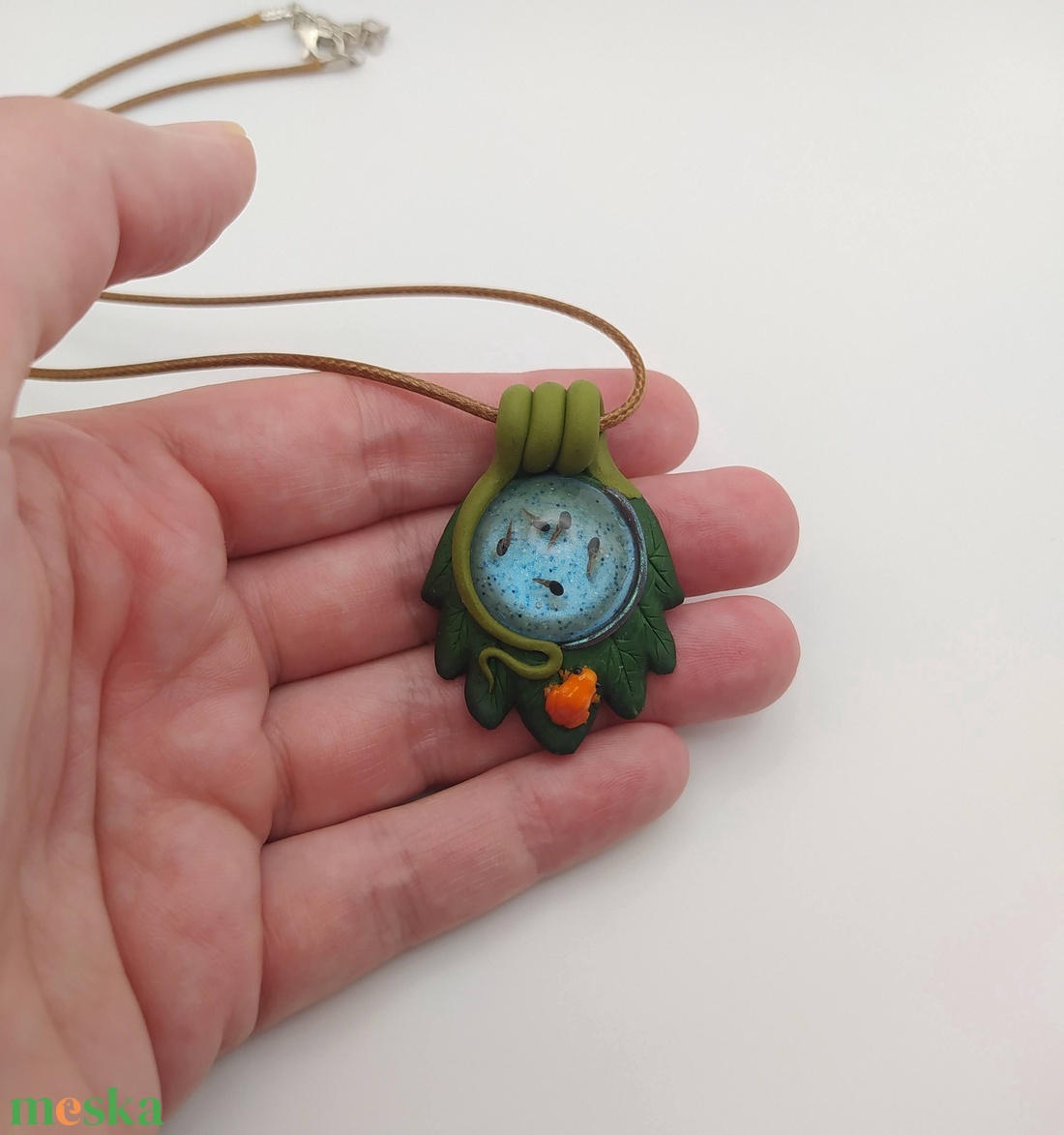 Levél alakú medál ebihalakkal és béka figurával, Ebihal tavacska, Vízcsepp medál, Miniatűr béka, Egyedi figurás ékszer - ékszer - nyaklánc - medálos nyaklánc - Meska.hu Levél alakú medál ebihalakkal és béka figurával, Ebihal tavacska, Vízcsepp medál, Miniatűr béka, Egyedi figurás ékszer - ékszer - nyaklánc - medálos nyaklánc - Meska.hu