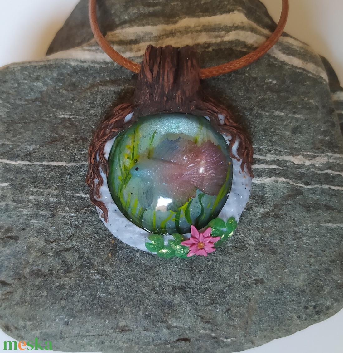 Betta medál, Betta tavacska, Vízcsepp medál, Miniatűr betta, Egyedi figurás ékszer - ékszer - nyaklánc - medálos nyaklánc - Meska.hu Betta medál, Betta tavacska, Vízcsepp medál, Miniatűr betta, Egyedi figurás ékszer - ékszer - nyaklánc - medálos nyaklánc - Meska.hu