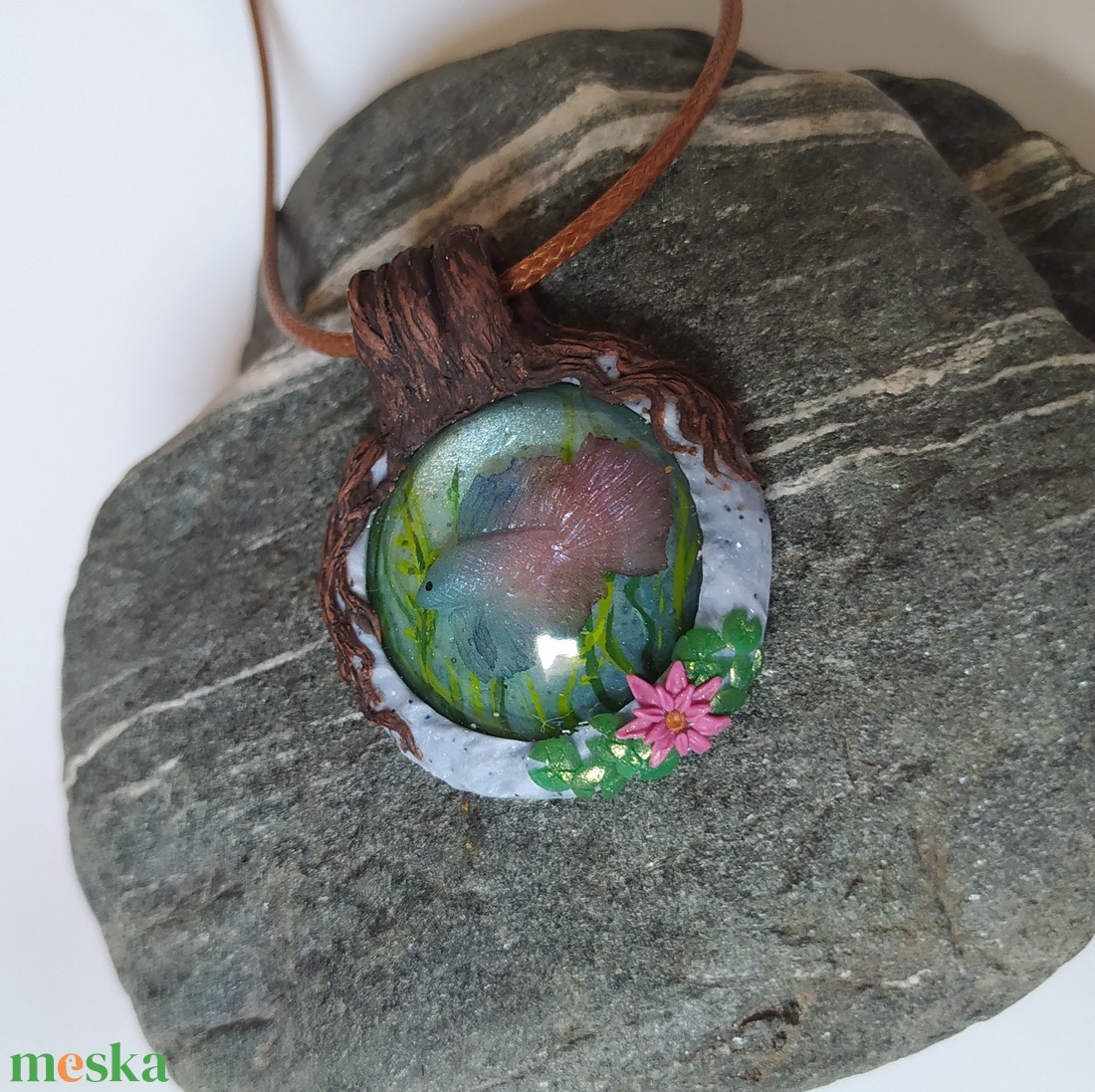Betta medál, Betta tavacska, Vízcsepp medál, Miniatűr betta, Egyedi figurás ékszer - ékszer - nyaklánc - medálos nyaklánc - Meska.hu Betta medál, Betta tavacska, Vízcsepp medál, Miniatűr betta, Egyedi figurás ékszer - ékszer - nyaklánc - medálos nyaklánc - Meska.hu