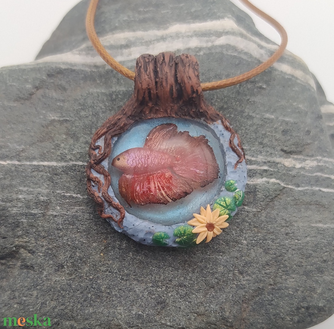 Betta medál, Betta tavacska, Vízcsepp medál, Miniatűr betta, Egyedi figurás ékszer - ékszer - nyaklánc - medálos nyaklánc - Meska.hu Betta medál, Betta tavacska, Vízcsepp medál, Miniatűr betta, Egyedi figurás ékszer - ékszer - nyaklánc - medálos nyaklánc - Meska.hu