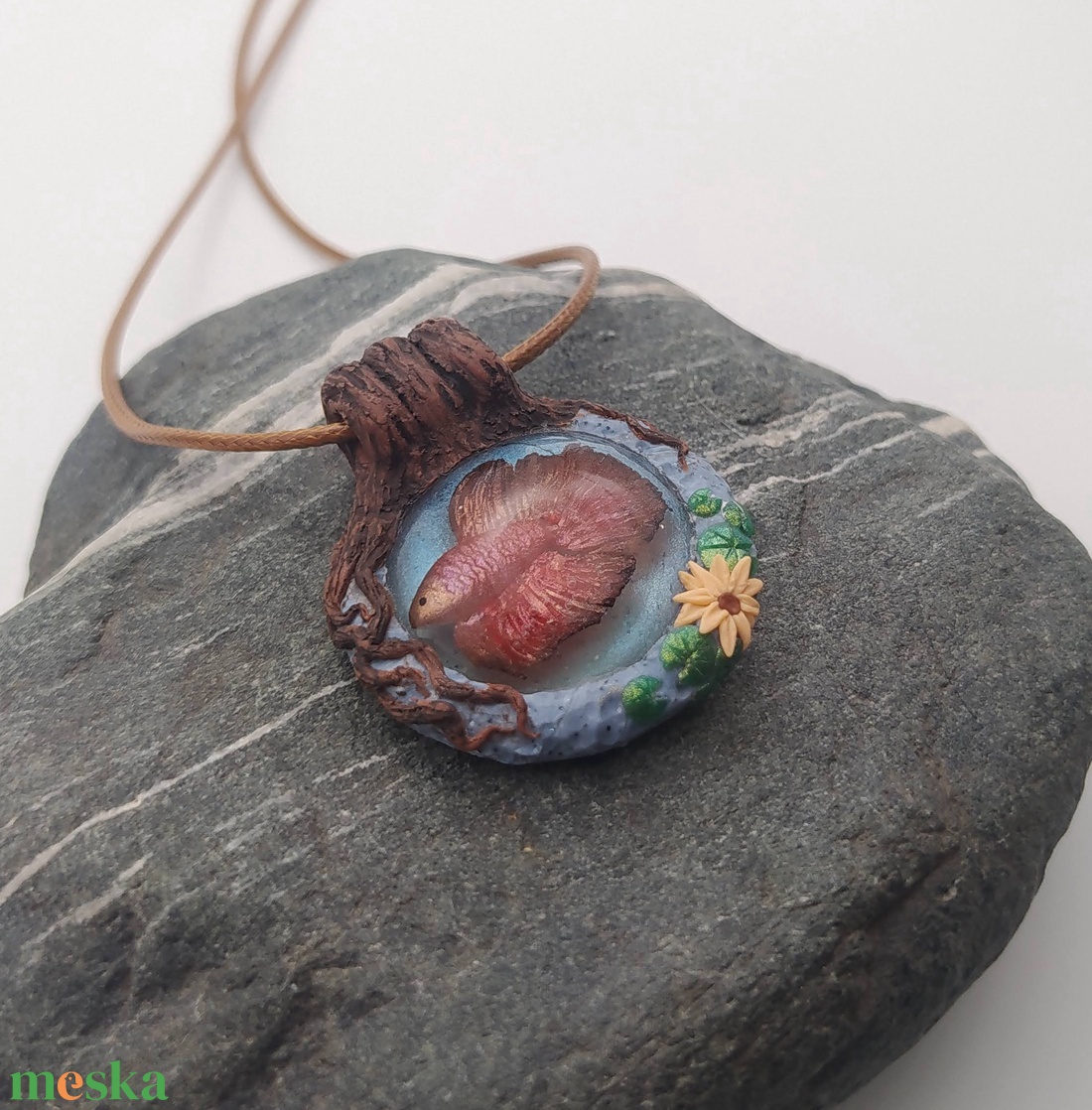 Betta medál, Betta tavacska, Vízcsepp medál, Miniatűr betta, Egyedi figurás ékszer - ékszer - nyaklánc - medálos nyaklánc - Meska.hu Betta medál, Betta tavacska, Vízcsepp medál, Miniatűr betta, Egyedi figurás ékszer - ékszer - nyaklánc - medálos nyaklánc - Meska.hu