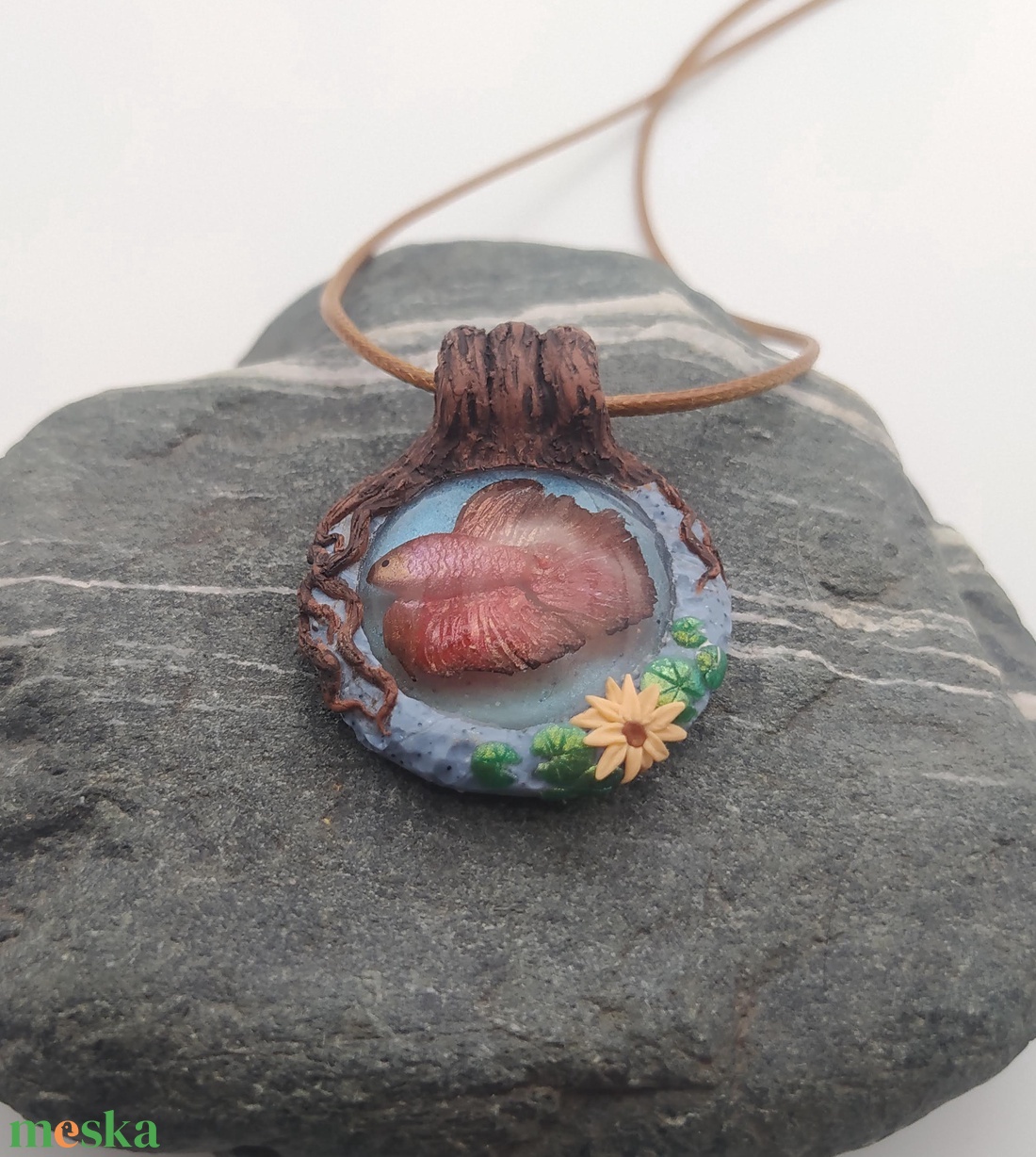 Betta medál, Betta tavacska, Vízcsepp medál, Miniatűr betta, Egyedi figurás ékszer - ékszer - nyaklánc - medálos nyaklánc - Meska.hu Betta medál, Betta tavacska, Vízcsepp medál, Miniatűr betta, Egyedi figurás ékszer - ékszer - nyaklánc - medálos nyaklánc - Meska.hu