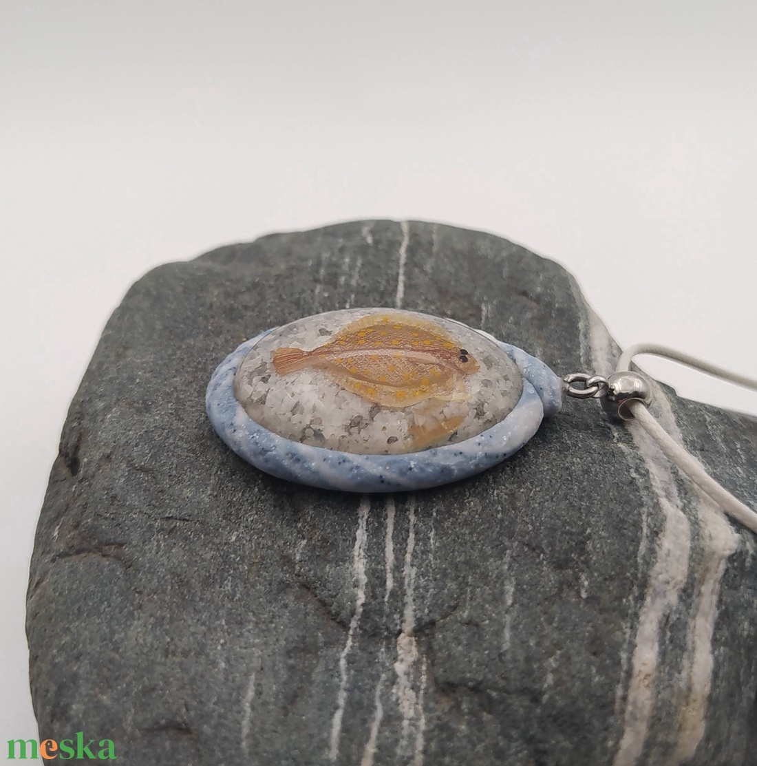 Lepényhalas medál, Vízcsepp medál, Miniatűr lepényhal, Egyedi figurás ékszer - ékszer - nyaklánc - medálos nyaklánc - Meska.hu Lepényhalas medál, Vízcsepp medál, Miniatűr lepényhal, Egyedi figurás ékszer - ékszer - nyaklánc - medálos nyaklánc - Meska.hu