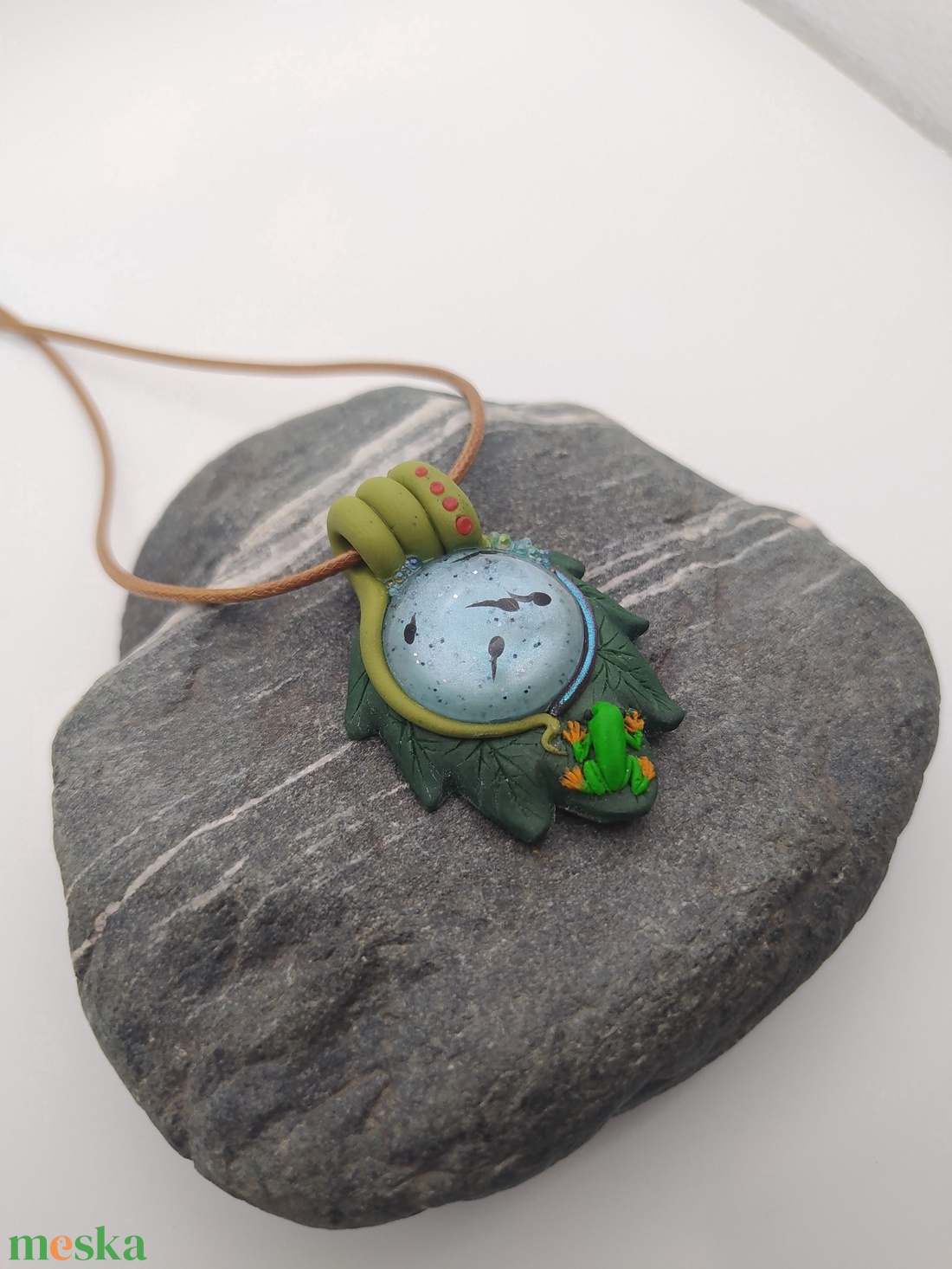 Levél alakú medál ebihalakkal és béka figurával, Ebihal tavacska, Vízcsepp medál, Miniatűr béka, Egyedi figurás ékszer - ékszer - nyaklánc - medálos nyaklánc - Meska.hu Levél alakú medál ebihalakkal és béka figurával, Ebihal tavacska, Vízcsepp medál, Miniatűr béka, Egyedi figurás ékszer - ékszer - nyaklánc - medálos nyaklánc - Meska.hu