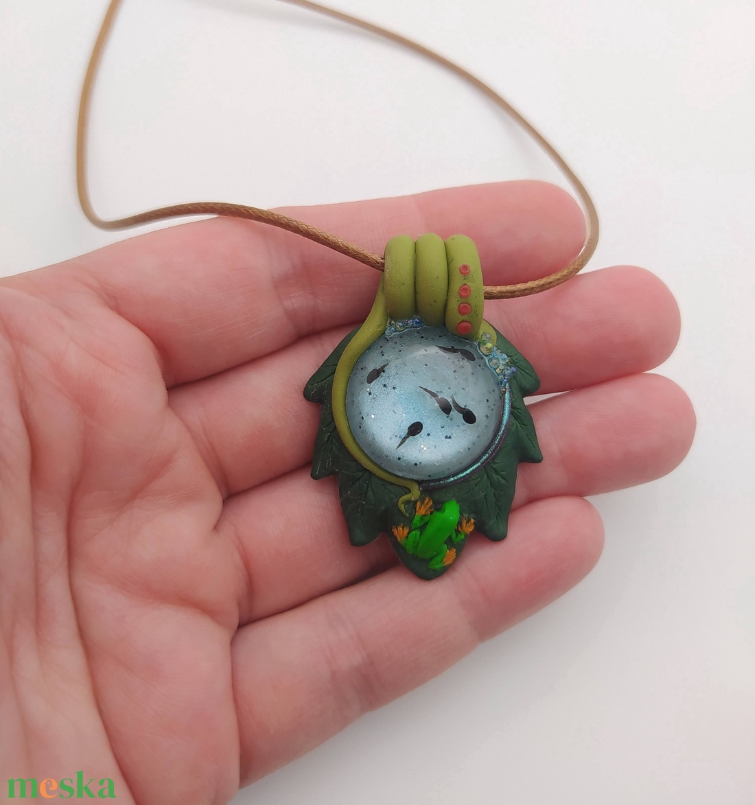 Levél alakú medál ebihalakkal és béka figurával, Ebihal tavacska, Vízcsepp medál, Miniatűr béka, Egyedi figurás ékszer - ékszer - nyaklánc - medálos nyaklánc - Meska.hu Levél alakú medál ebihalakkal és béka figurával, Ebihal tavacska, Vízcsepp medál, Miniatűr béka, Egyedi figurás ékszer - ékszer - nyaklánc - medálos nyaklánc - Meska.hu