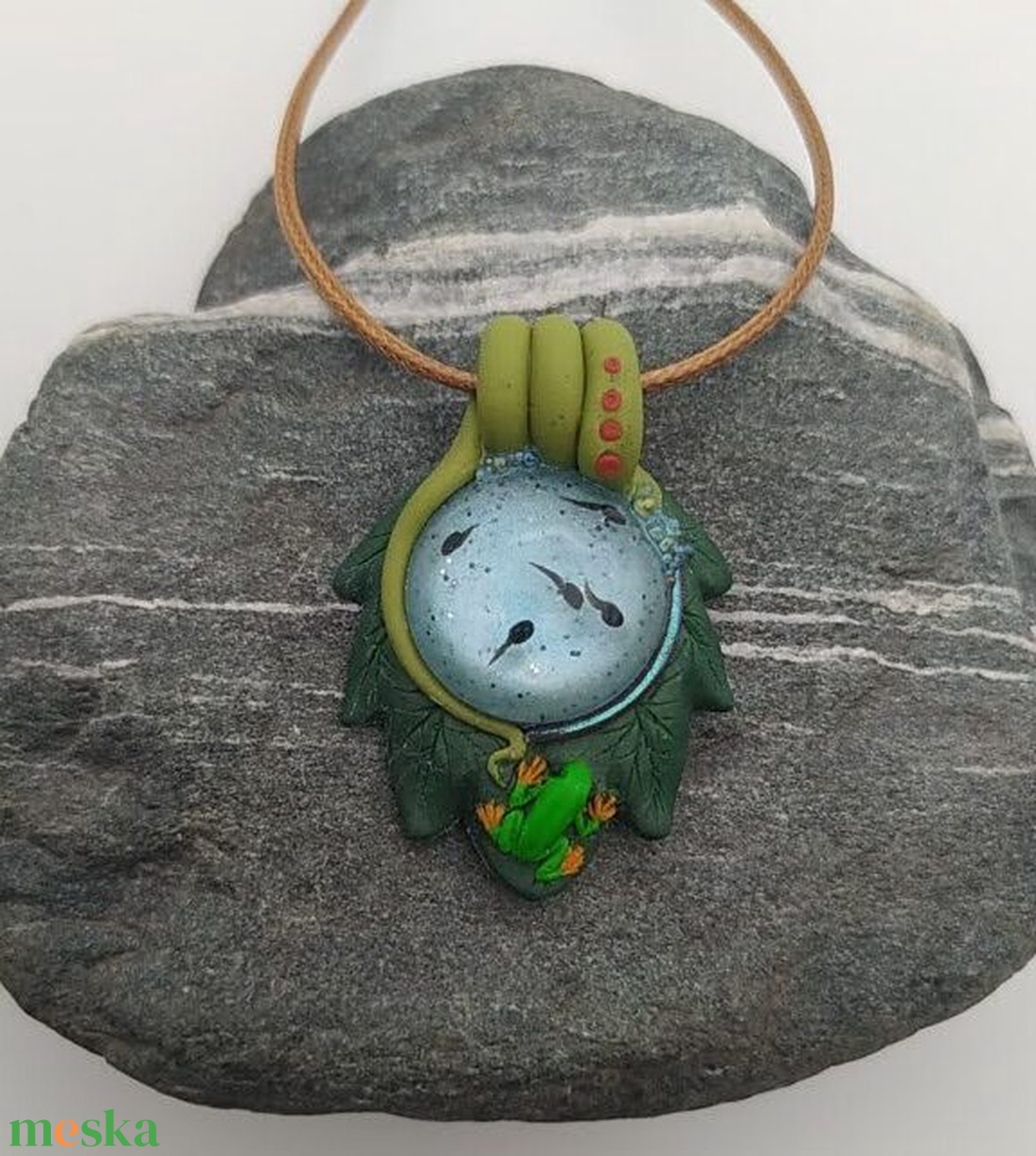 Levél alakú medál ebihalakkal és béka figurával, Ebihal tavacska, Vízcsepp medál, Miniatűr béka, Egyedi figurás ékszer - ékszer - nyaklánc - medálos nyaklánc - Meska.hu Levél alakú medál ebihalakkal és béka figurával, Ebihal tavacska, Vízcsepp medál, Miniatűr béka, Egyedi figurás ékszer - ékszer - nyaklánc - medálos nyaklánc - Meska.hu