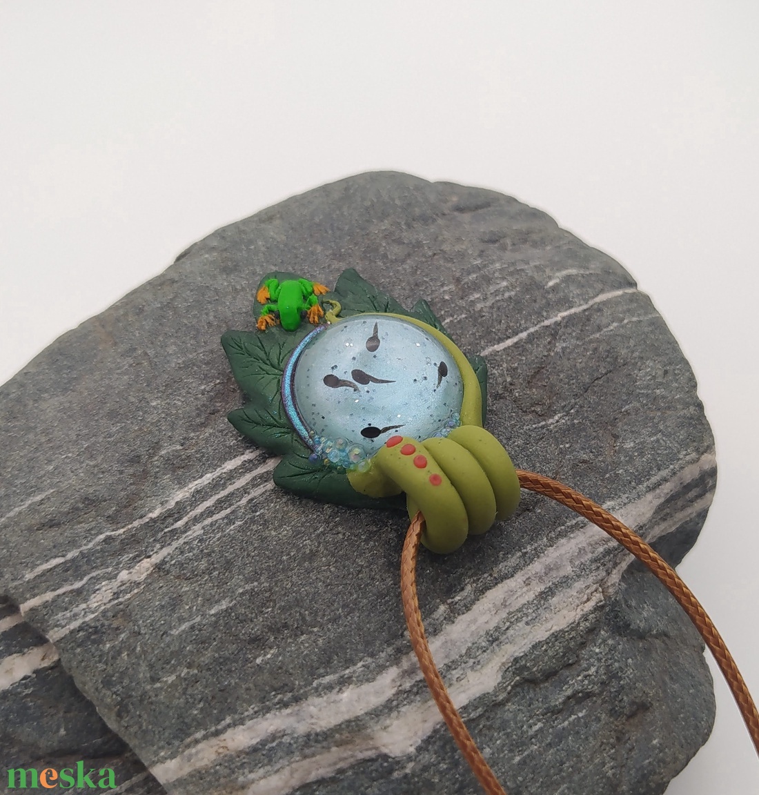 Levél alakú medál ebihalakkal és béka figurával, Ebihal tavacska, Vízcsepp medál, Miniatűr béka, Egyedi figurás ékszer - ékszer - nyaklánc - medálos nyaklánc - Meska.hu Levél alakú medál ebihalakkal és béka figurával, Ebihal tavacska, Vízcsepp medál, Miniatűr béka, Egyedi figurás ékszer - ékszer - nyaklánc - medálos nyaklánc - Meska.hu