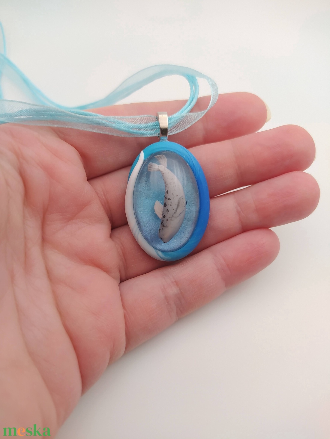 Fókás medál, fókás tavacska, Vízcsepp medál, Miniatűr fóka, Egyedi figurás ékszer - ékszer - nyaklánc - medálos nyaklánc - Meska.hu