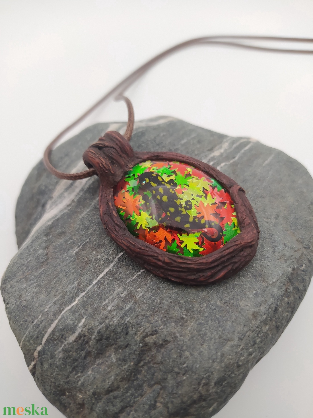 Szalamandrás medál, Szalamandra tavacska, Vízcsepp medál, Miniatűr szalamandra, Egyedi figurás ékszer - ékszer - nyaklánc - medálos nyaklánc - Meska.hu