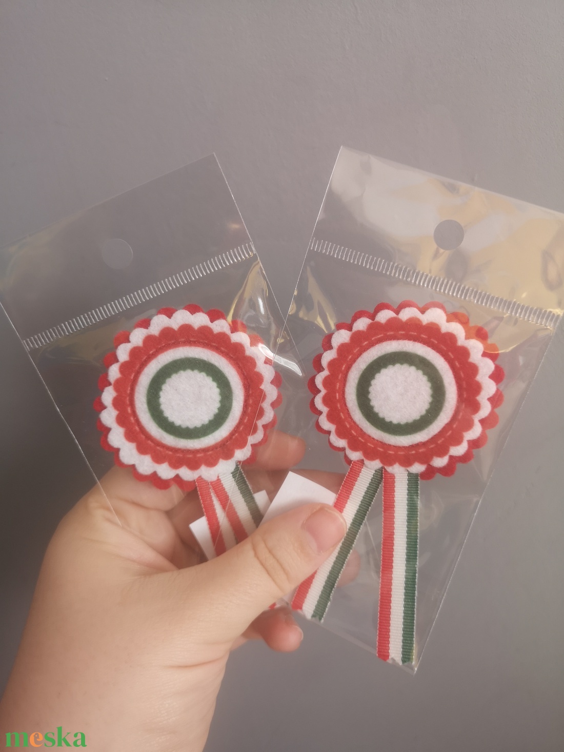 Filc kokárda - ékszer - kitűző és bross - kitűző - Meska.hu