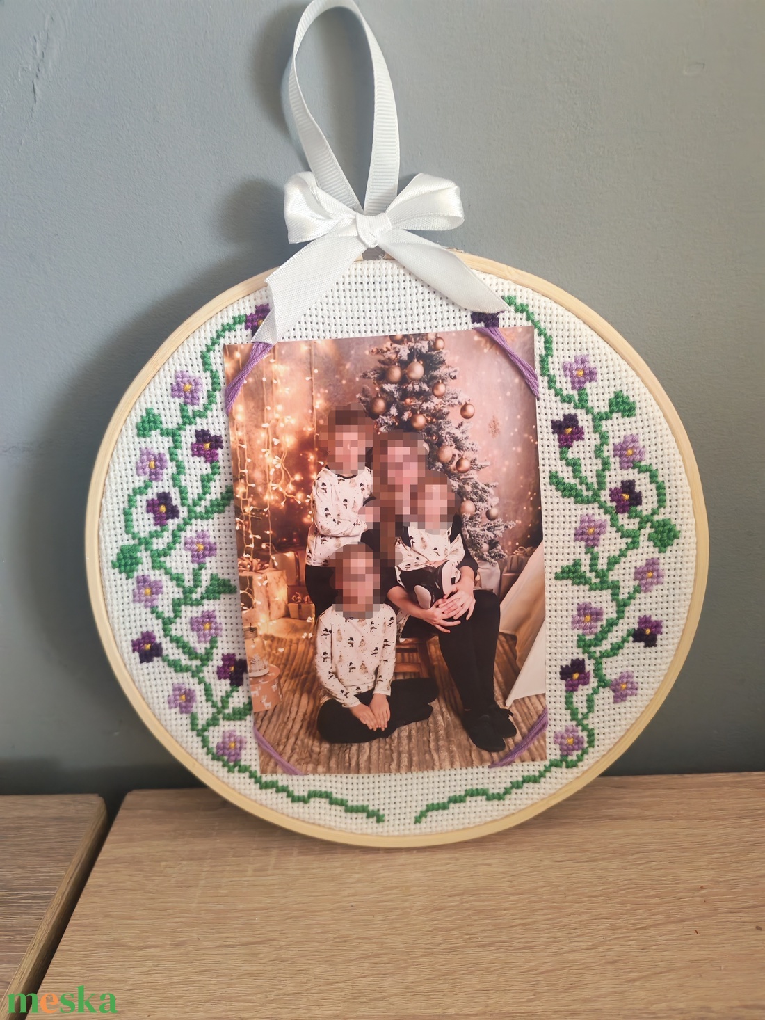 Keresztszemes hímzett fényképtartó keret - otthon & életmód - dekoráció - kép & falikép - képkeret - Meska.hu