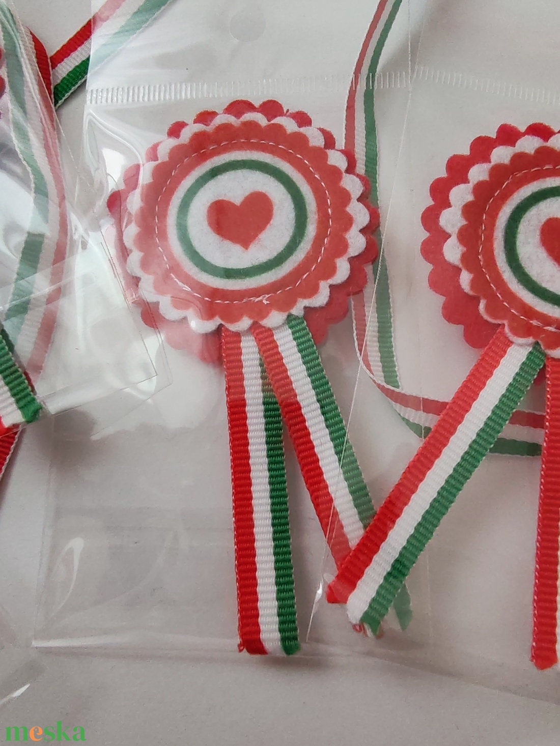 Filc kokárda - szívecskés - ékszer - kitűző és bross - Meska.hu