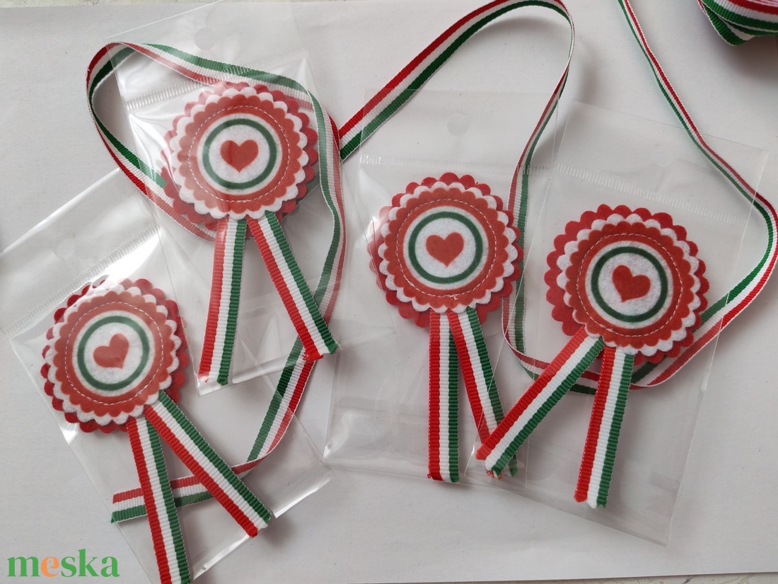 Filc kokárda - szívecskés - ékszer - kitűző és bross - Meska.hu