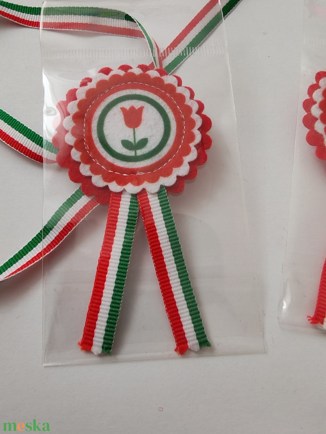 Filc kokárda - tulipános - ékszer - kitűző és bross - Meska.hu