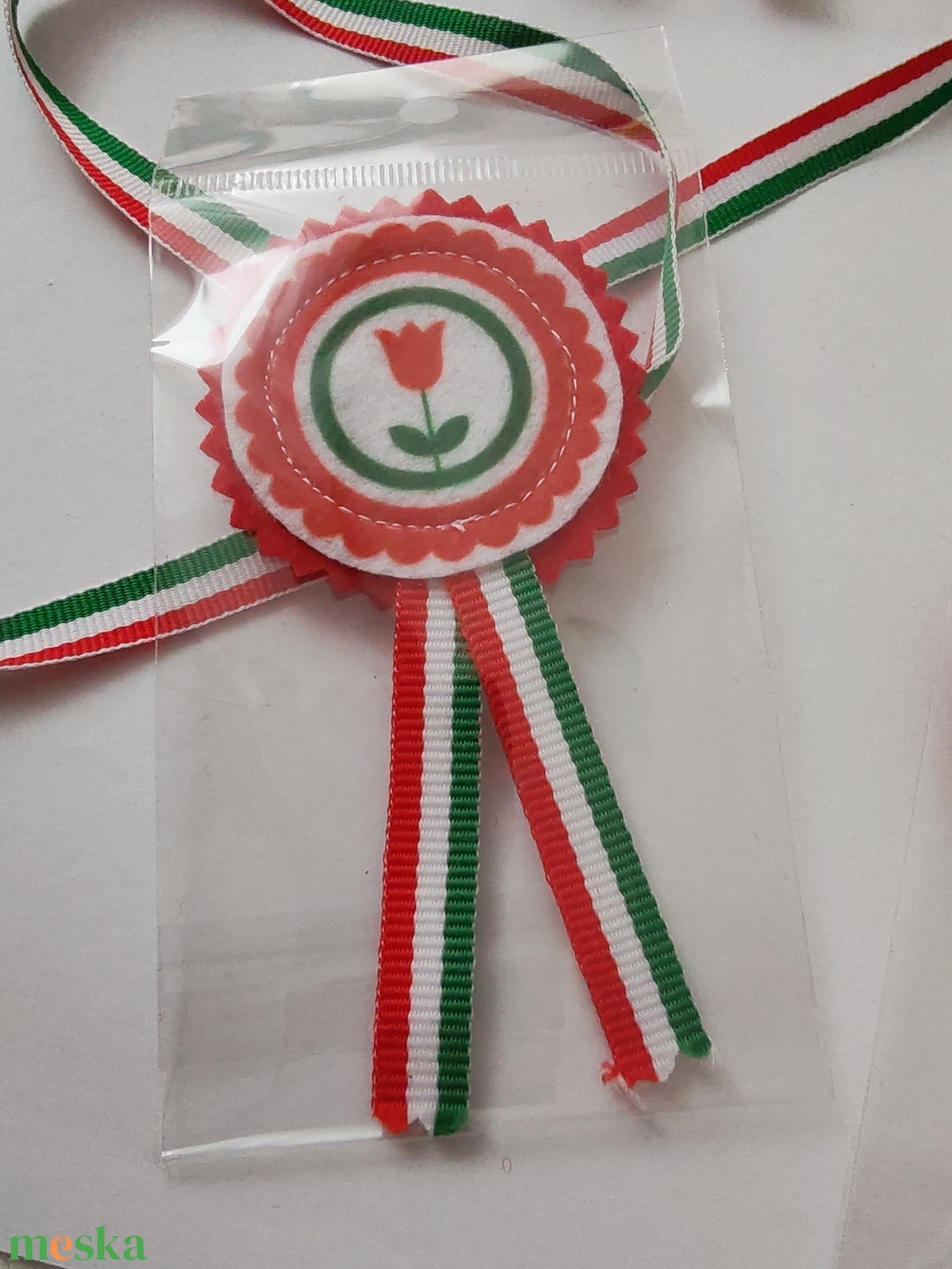 Filc kokárda - tulipános - ékszer - kitűző és bross - Meska.hu