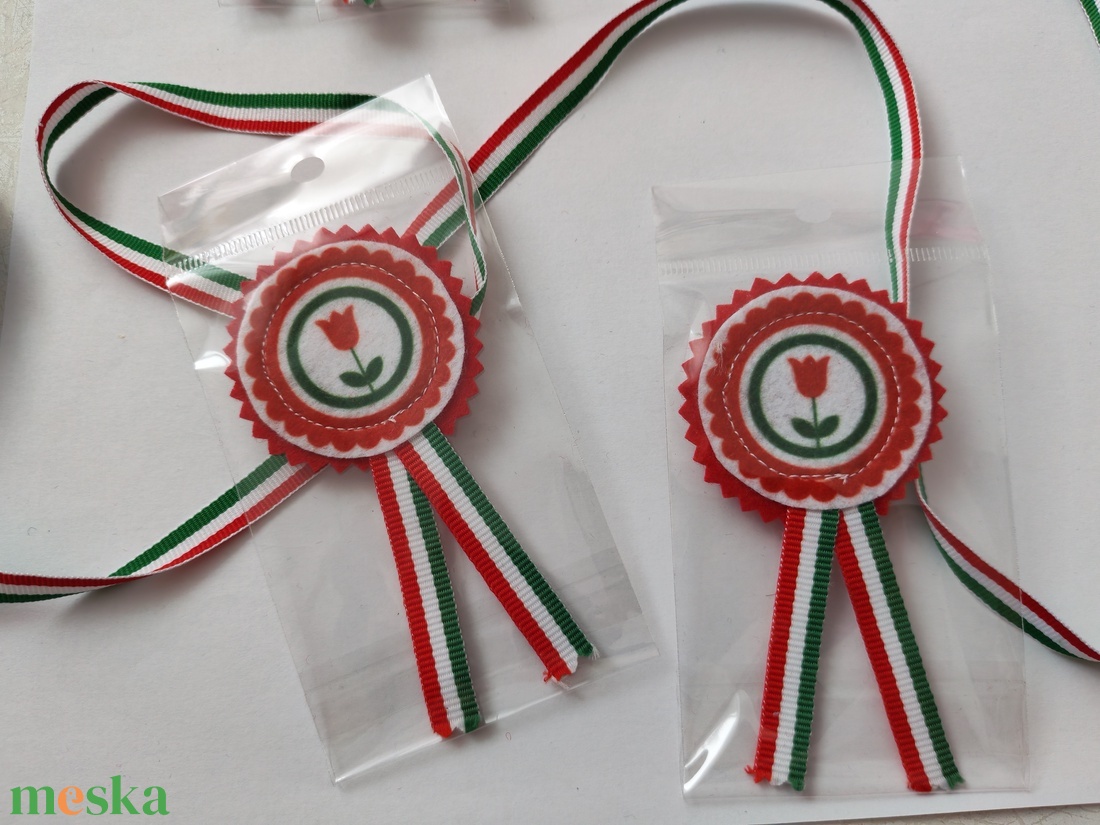 Filc kokárda - tulipános - ékszer - kitűző és bross - Meska.hu