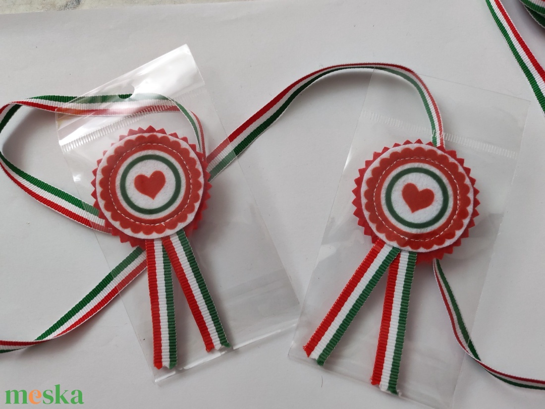 Filc kokárda - szívecskés - ékszer - kitűző és bross - Meska.hu