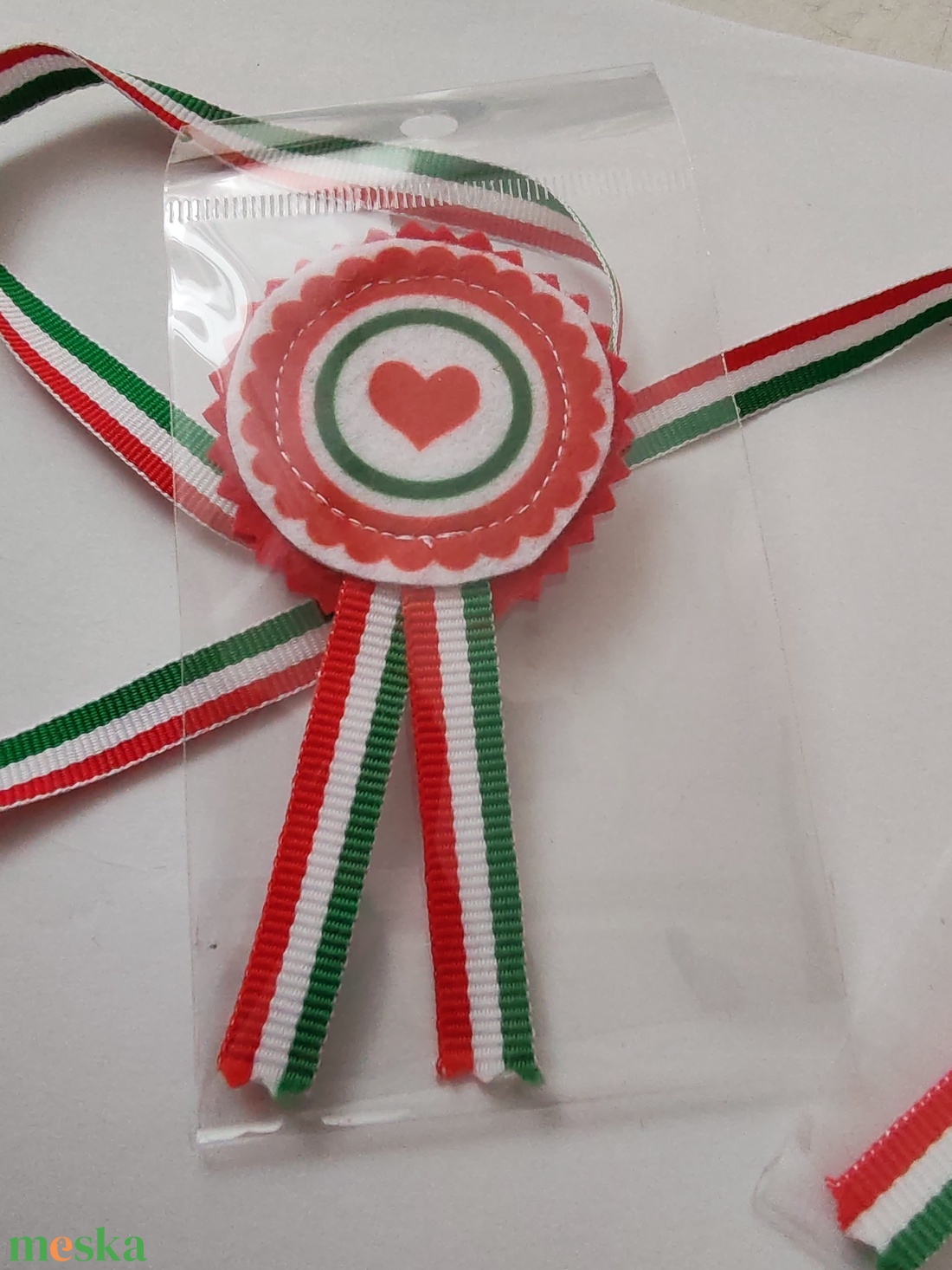 Filc kokárda - szívecskés - ékszer - kitűző és bross - Meska.hu