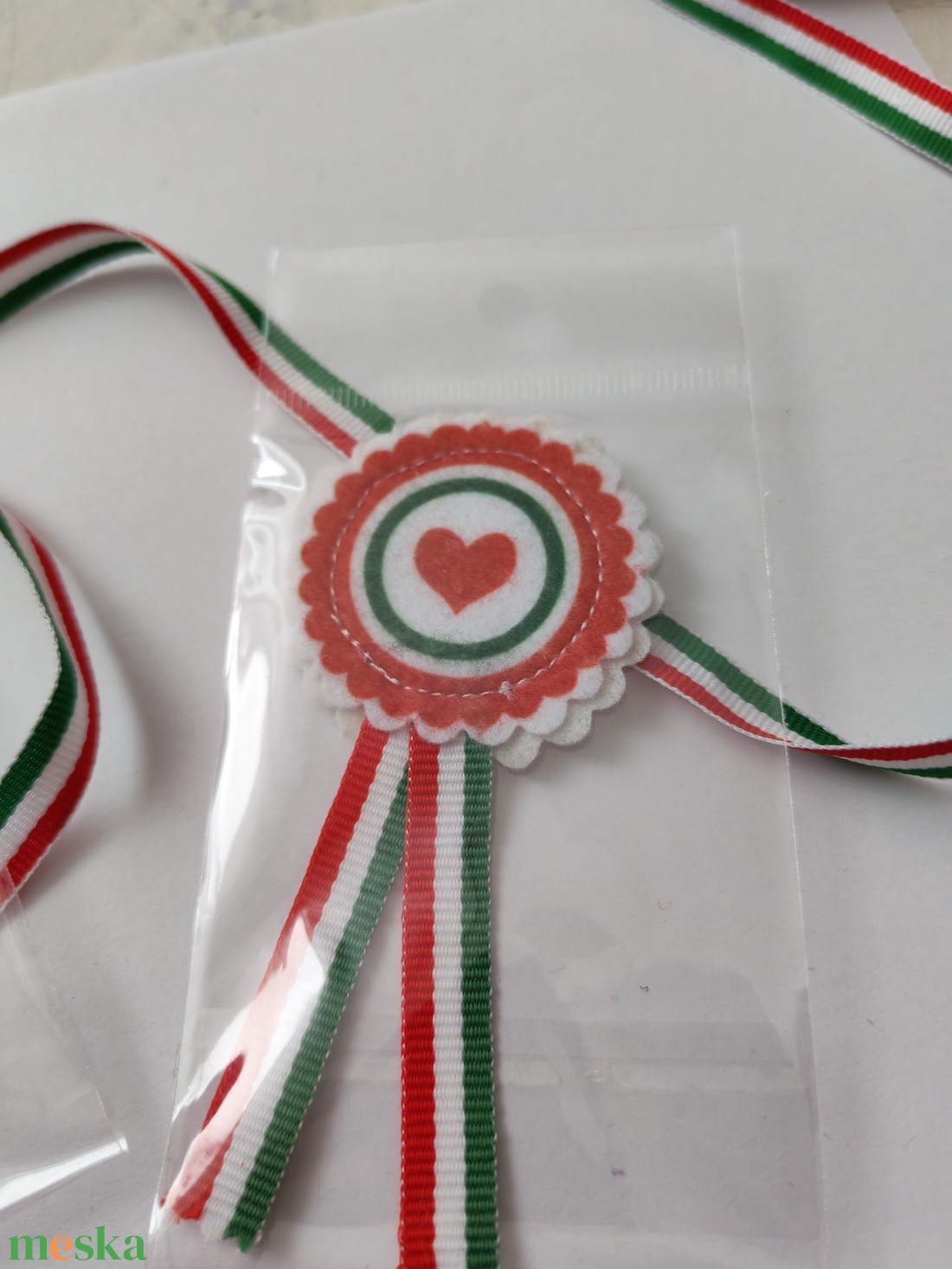 Filc kokárda - szívecskés - ékszer - kitűző és bross - Meska.hu