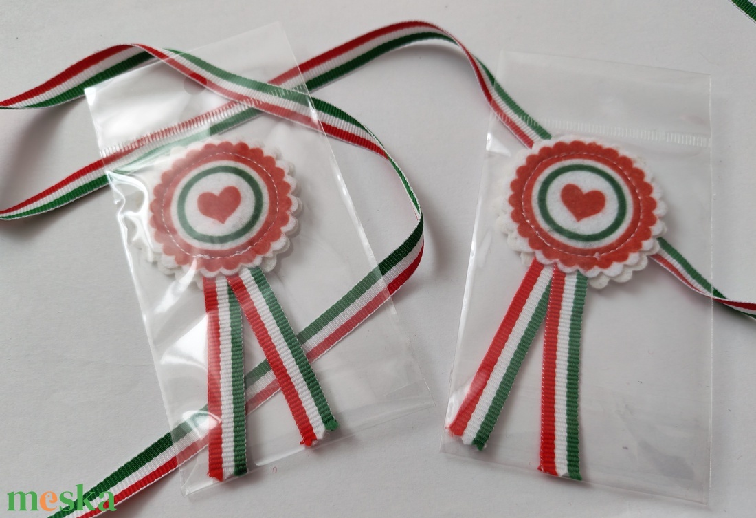 Filc kokárda - szívecskés - ékszer - kitűző és bross - Meska.hu