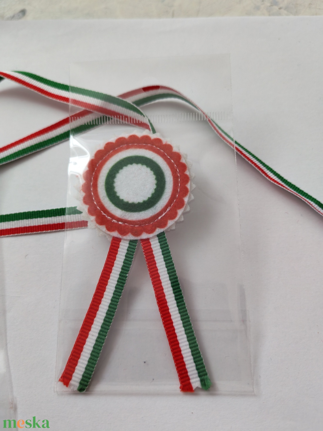 Filc kokárda  - ékszer - kitűző és bross - Meska.hu