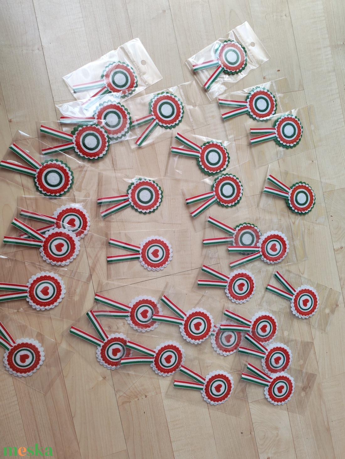 Filc kokárdák - ékszer - kitűző és bross - Meska.hu