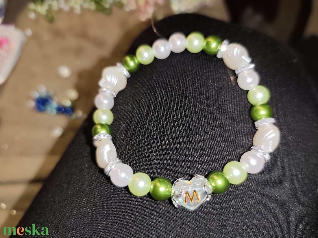 M betűs zöld fehér gyöngyös karkötő - ékszer - karkötő - bogyós karkötő - Meska.hu