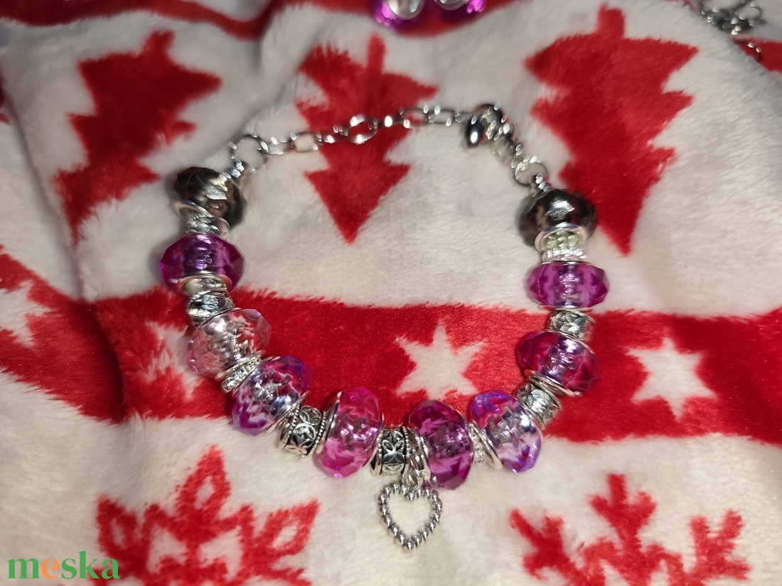  Szépséges karlnc szívecske medllal - ékszer - karkötő - charm karkötő - Meska.hu