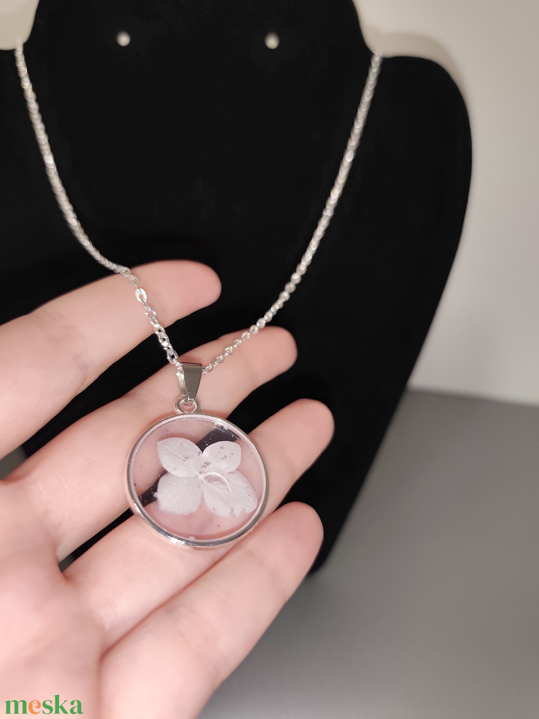 Fehér szárított virágos nyakl�nc  - ékszer - nyaklánc - medálos nyaklánc - Meska.hu