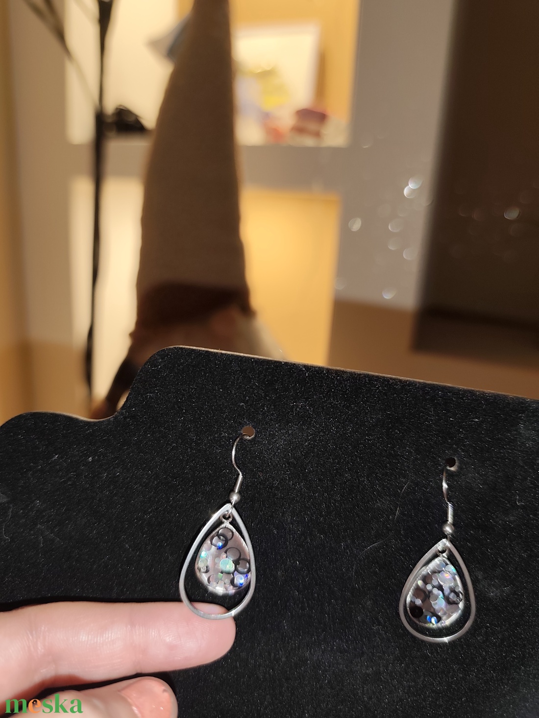 Fekete ezüst logó fülbevaló  - ékszer - fülbevaló - lógó fülbevaló - Meska.hu