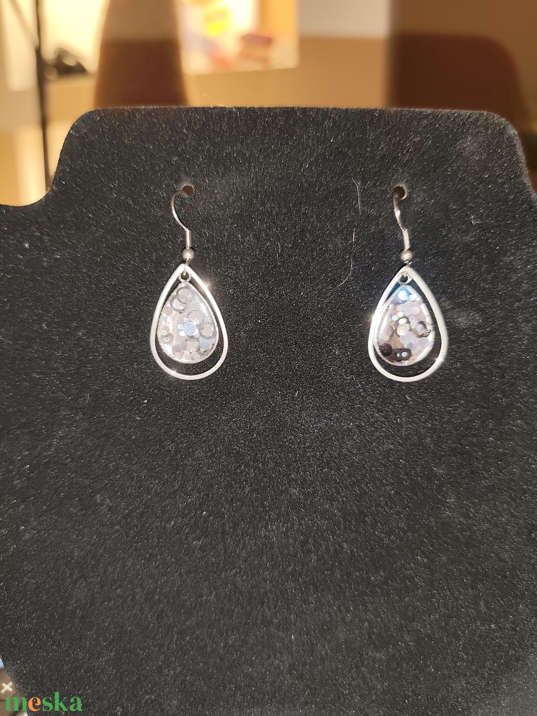 Fekete ezüst logó fülbevaló  - ékszer - fülbevaló - lógó fülbevaló - Meska.hu