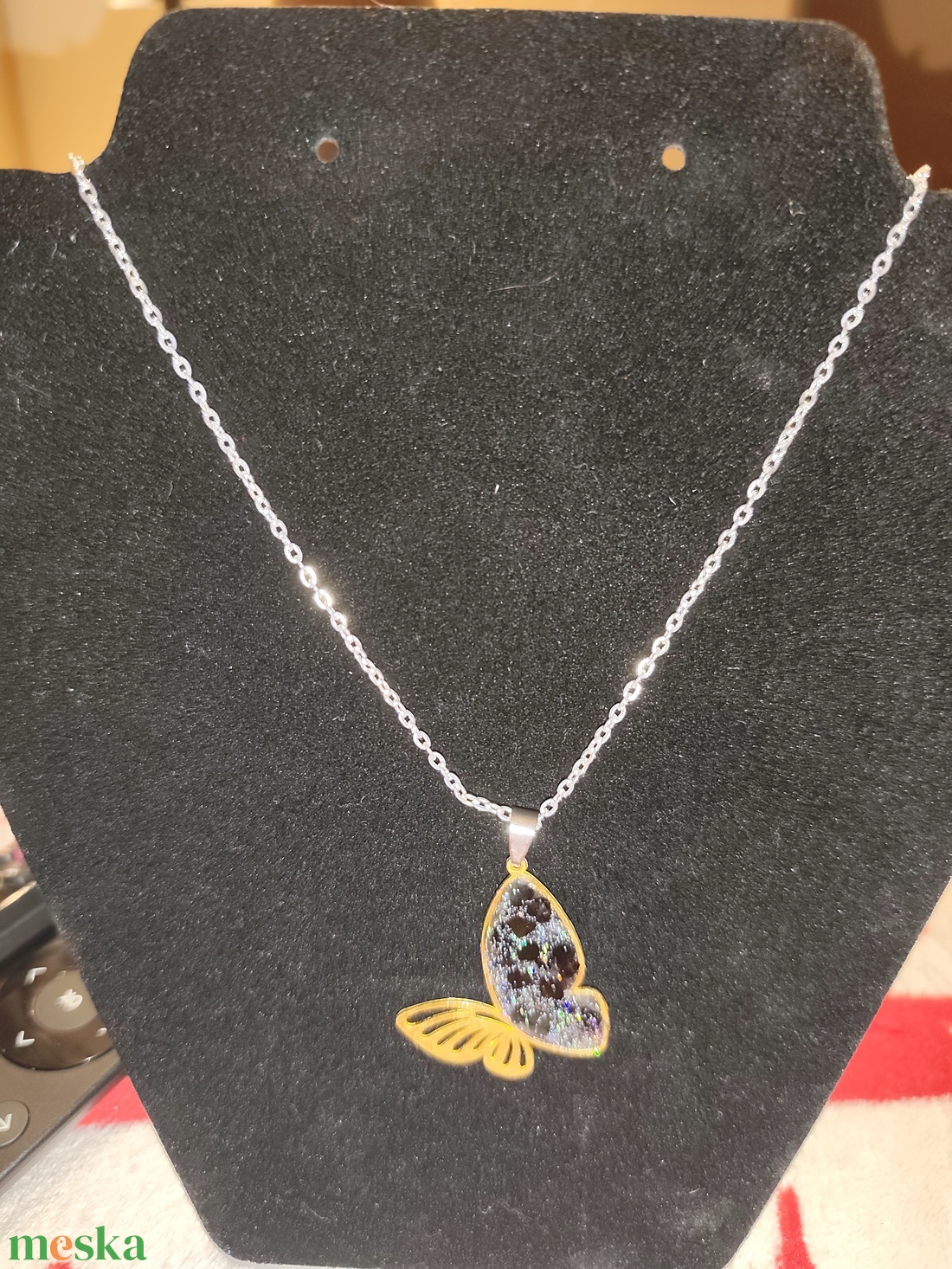 Pillangó nyaklánc fekete szivekkel - ékszer - nyaklánc - medálos nyaklánc - Meska.hu