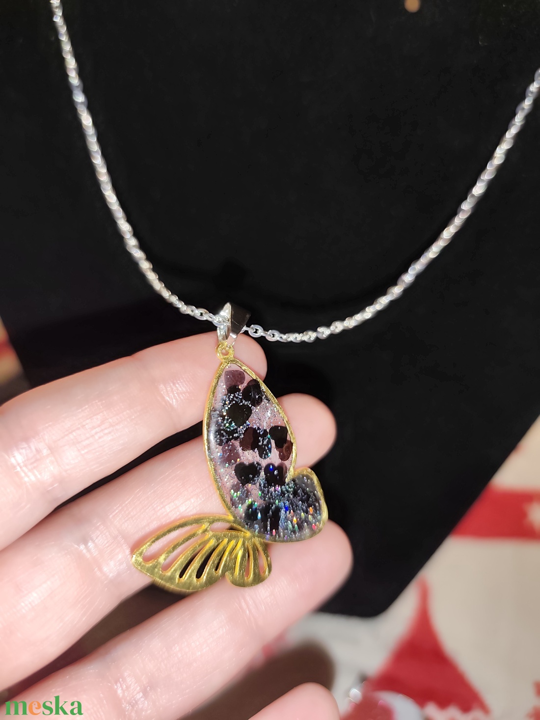 Pillangó nyaklánc fekete szivekkel - ékszer - nyaklánc - medálos nyaklánc - Meska.hu