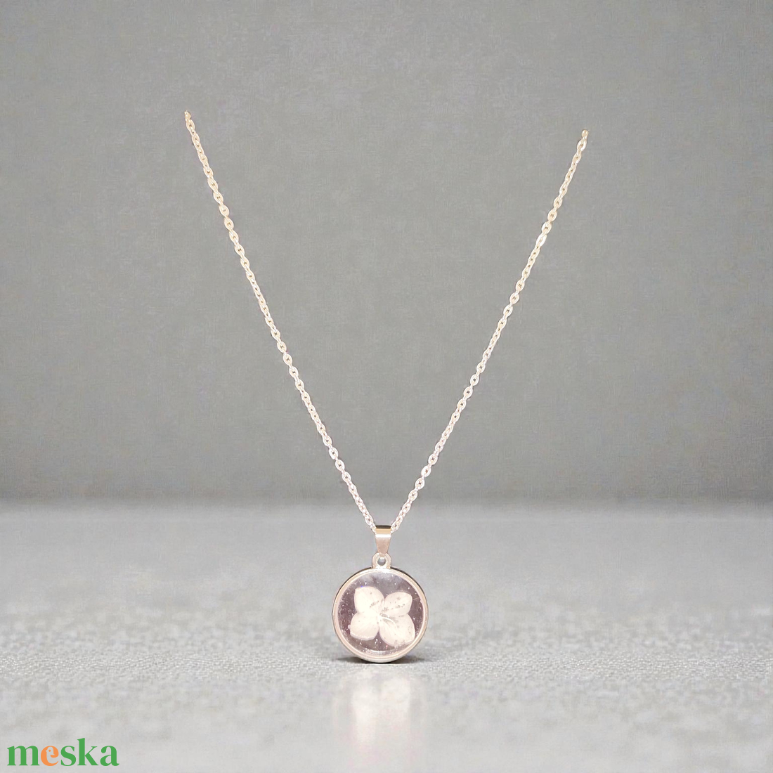 Fehér szárított virágos nyakl�nc  - ékszer - nyaklánc - medálos nyaklánc - Meska.hu