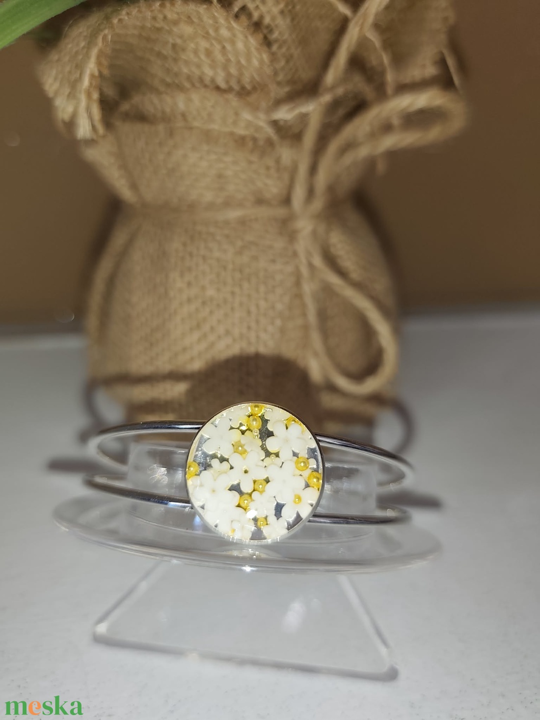 Arany fehér virágos karperec - ékszer - karkötő - karperec - Meska.hu