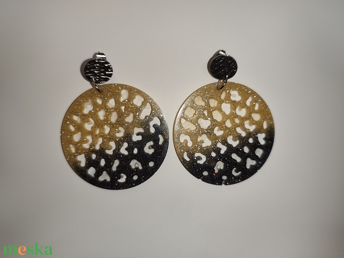 Arany fekete fülbevaló  - ékszer - fülbevaló - lógó fülbevaló - Meska.hu