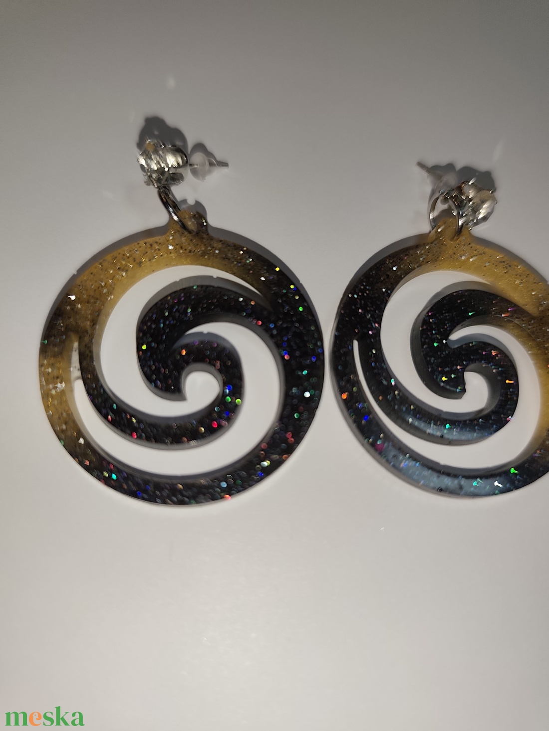 Spirál arany fekete fülbevaló  - ékszer - fülbevaló - lógó fülbevaló - Meska.hu