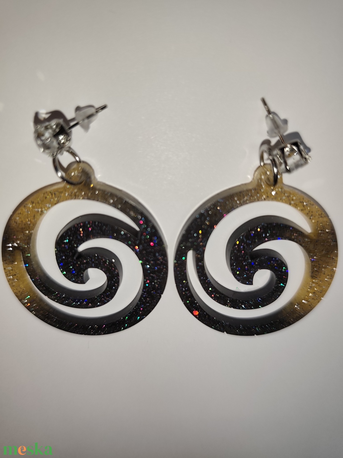 Spirál arany fekete fülbevaló  - ékszer - fülbevaló - lógó fülbevaló - Meska.hu