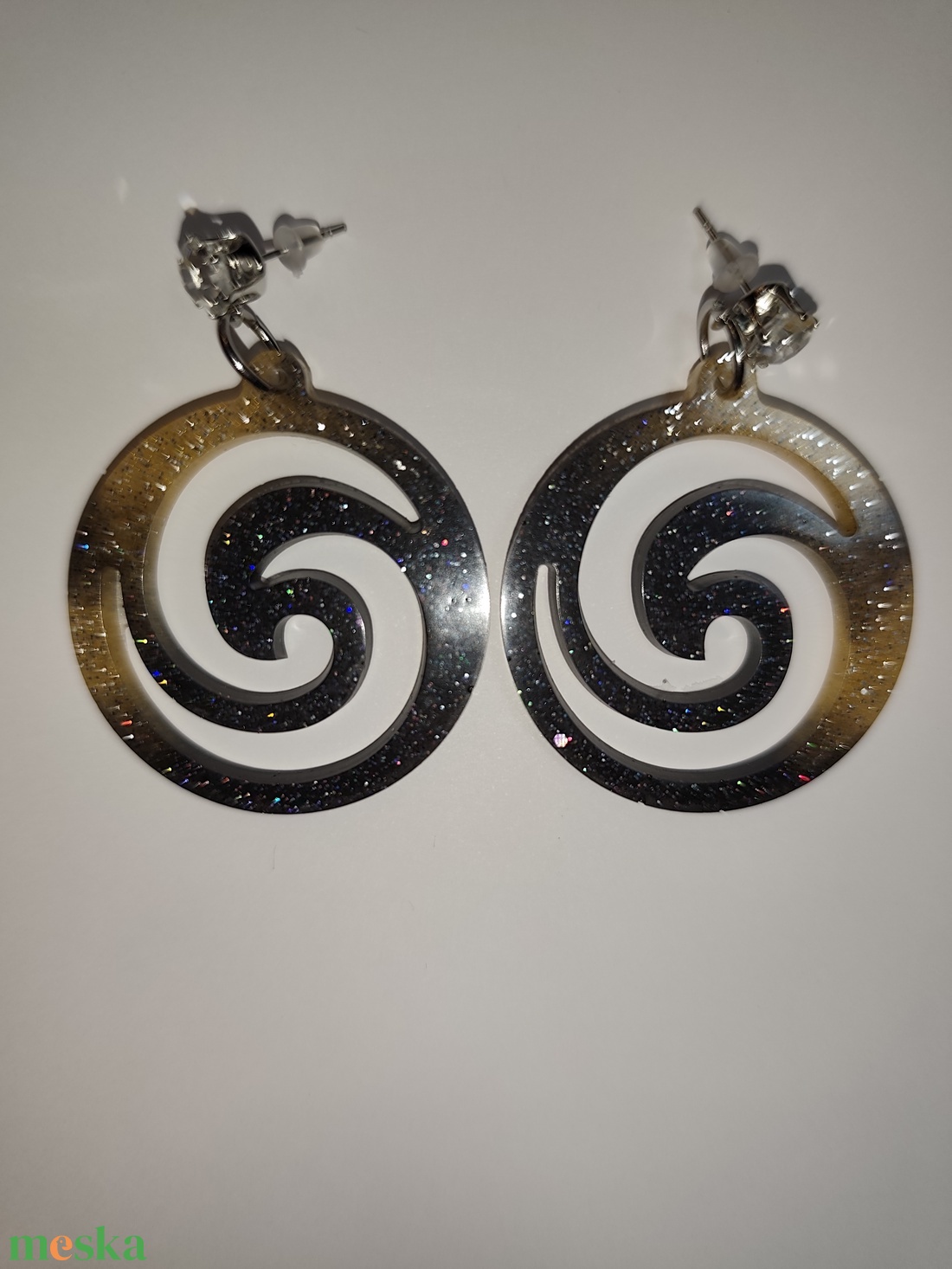 Spirál arany fekete fülbevaló  - ékszer - fülbevaló - lógó fülbevaló - Meska.hu