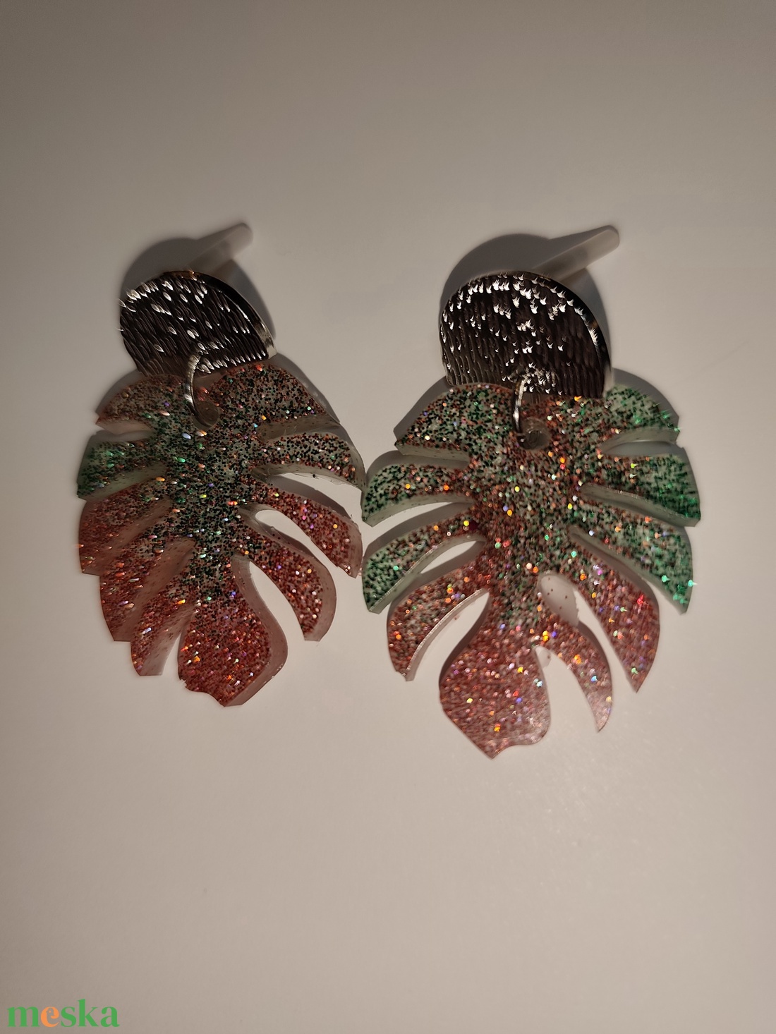 Kétszínű falevél fulbevaló  - ékszer - fülbevaló - lógó fülbevaló - Meska.hu