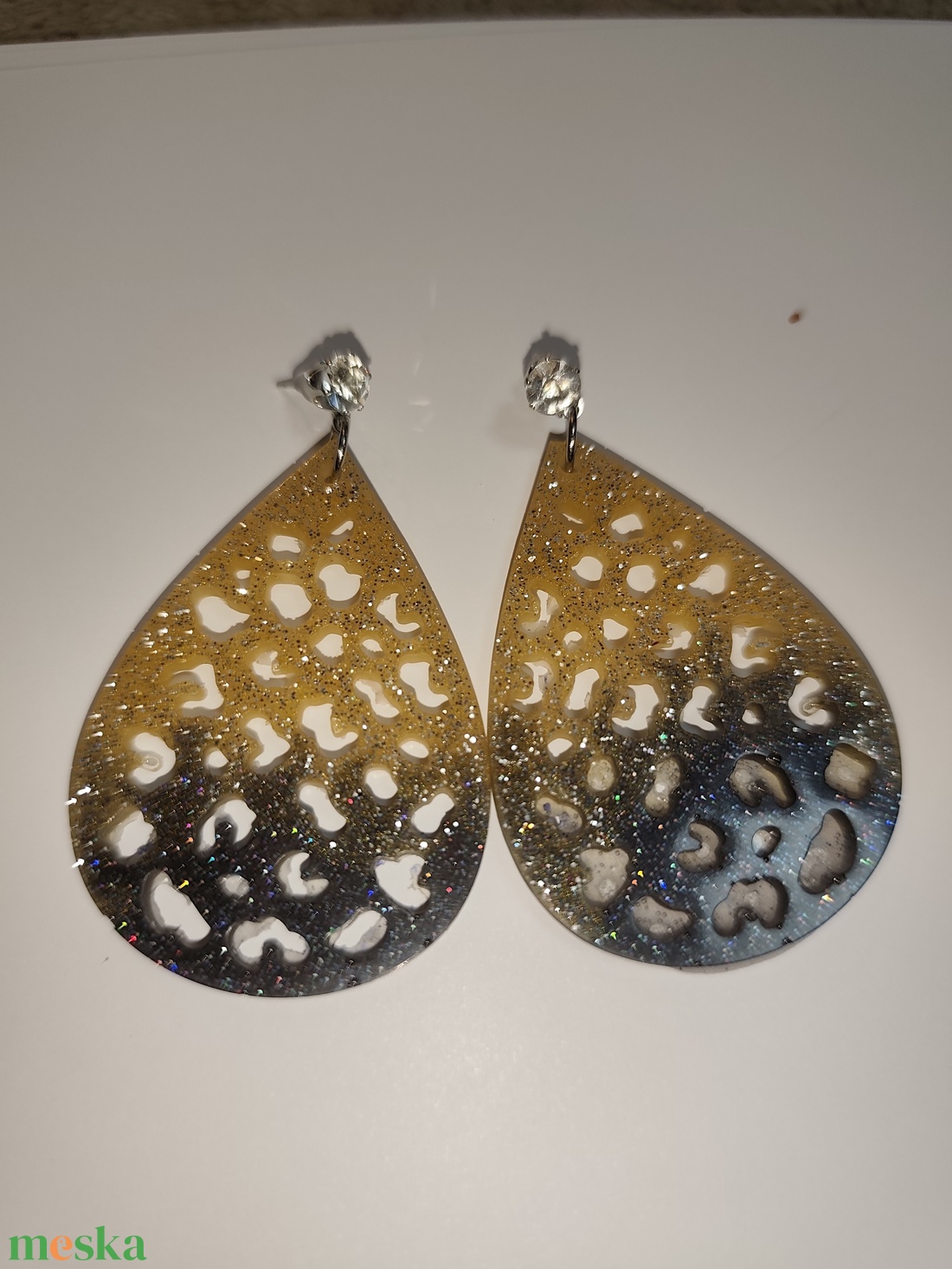 Arany fekete csillogó fülbevaló  - ékszer - fülbevaló - lógó fülbevaló - Meska.hu