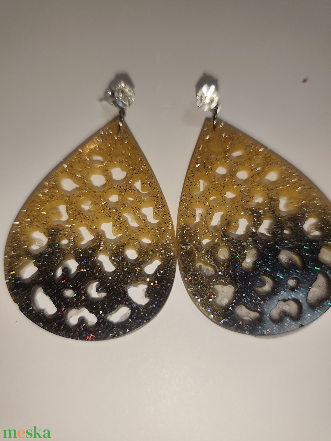 Arany fekete csillogó fülbevaló  - ékszer - fülbevaló - lógó fülbevaló - Meska.hu