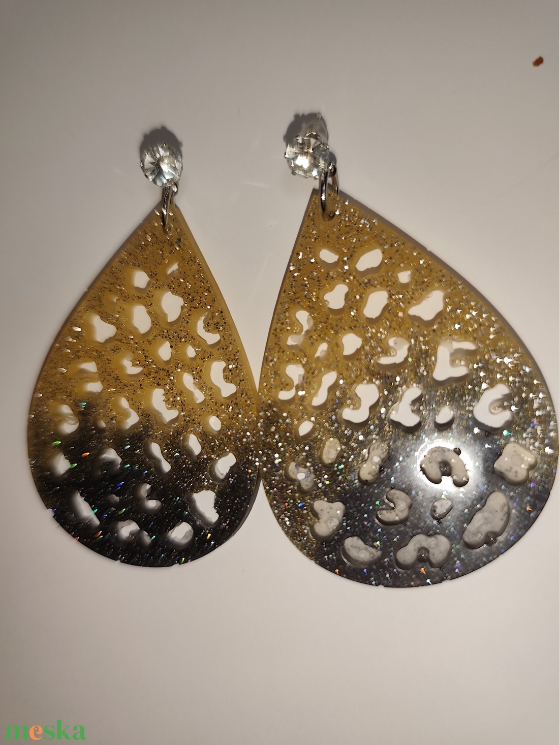 Arany fekete csillogó fülbevaló  - ékszer - fülbevaló - lógó fülbevaló - Meska.hu