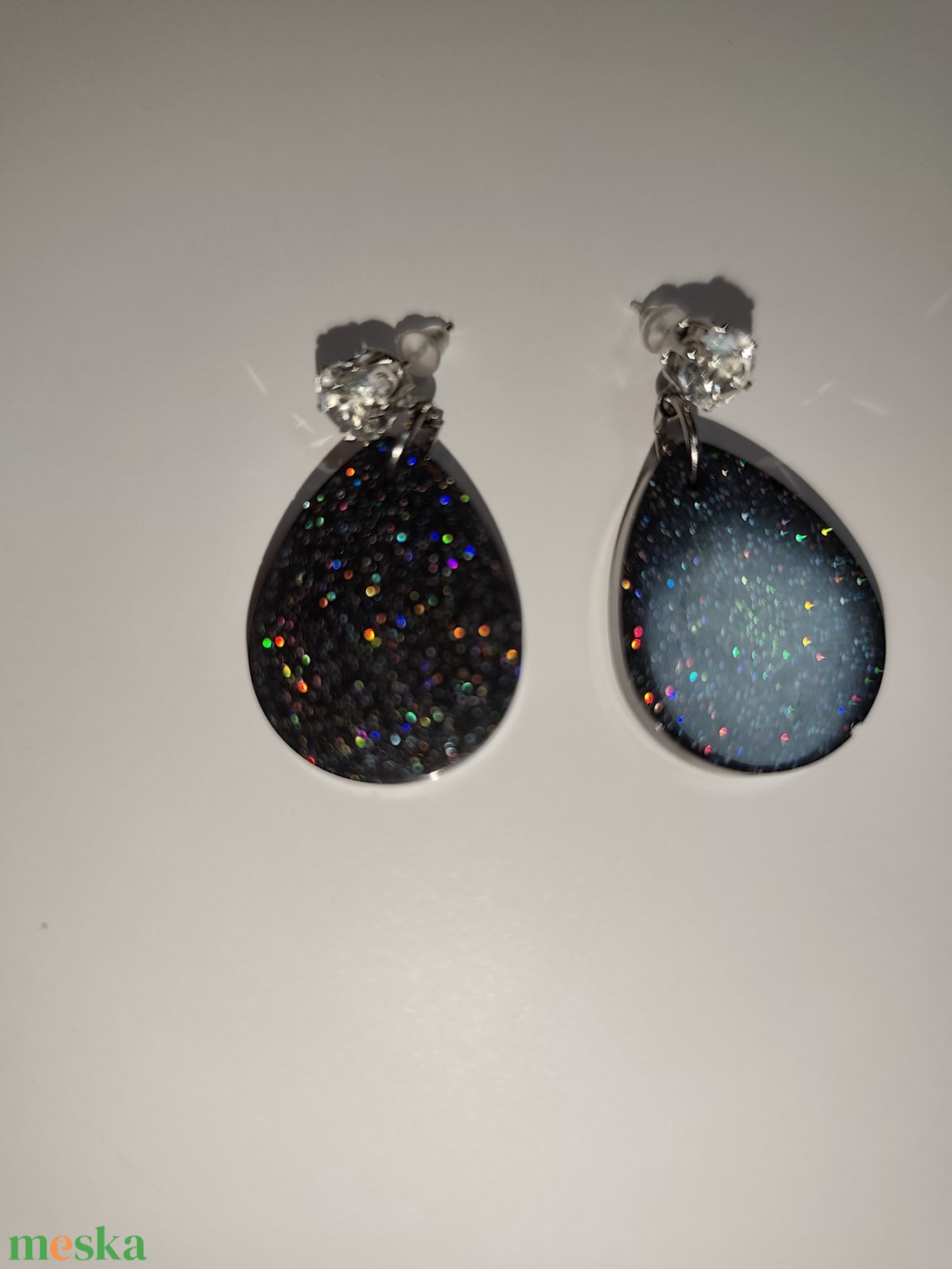 Fekete csillogó fülbevaló  - ékszer - fülbevaló - lógó fülbevaló - Meska.hu