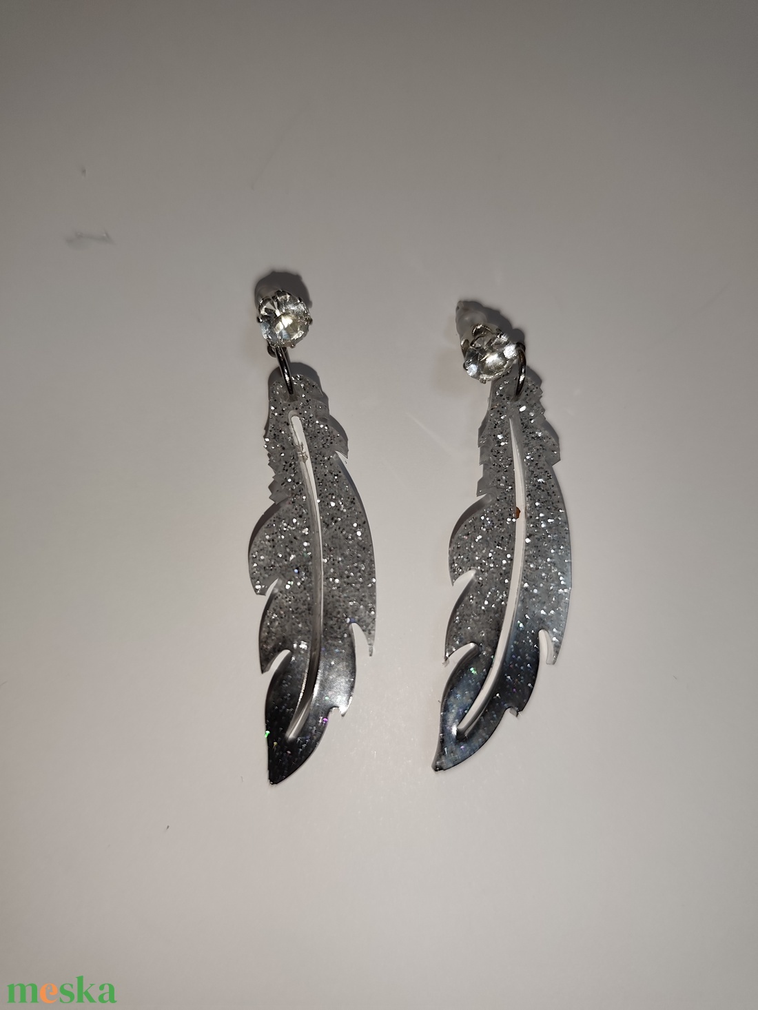 Ezüst fekete toll alakú fülbevaló  - ékszer - fülbevaló - lógó fülbevaló - Meska.hu