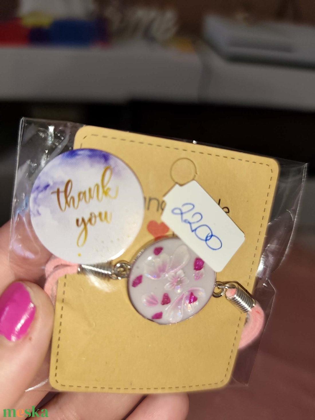 Rózsaszín virágos  karkötő - ékszer - karkötő - karkötő medállal - Meska.hu