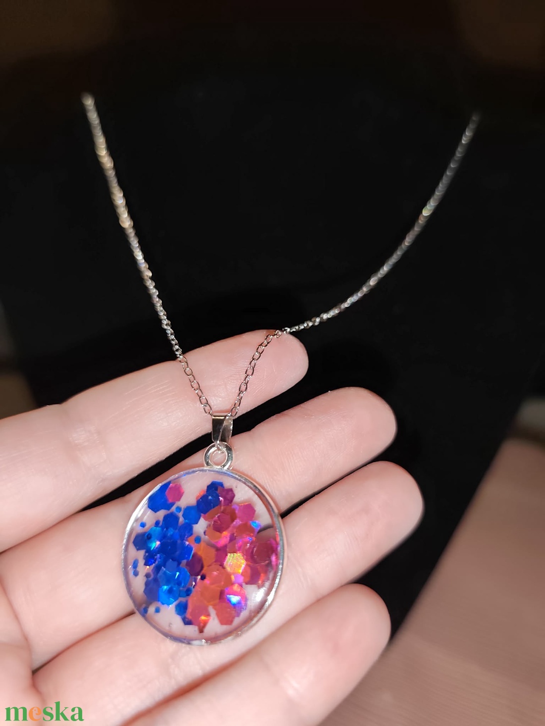 Kék pink csillogó nyaklánc - ékszer - nyaklánc - medálos nyaklánc - Meska.hu